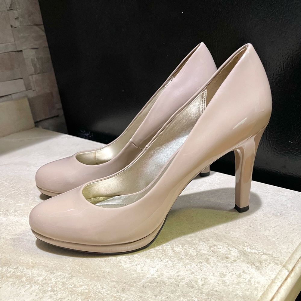 NWOT nude Bandolino heels